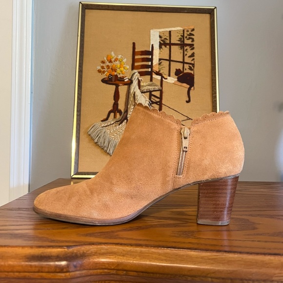 Jack rogers Marianne suede brown bootie boot 9M scalloped heel - Picture 13 of 13